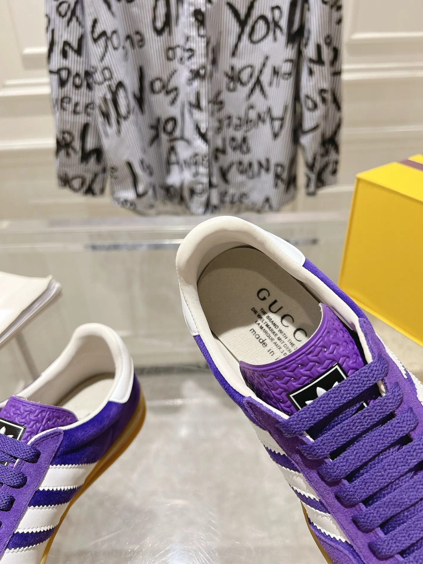 👟👟Ex-factory price 520👟👟Gucci&adidas joint limited edition couple's sneakers. A super nice joint casual sneaker with rich and bold colors! It showed everyone a completely different charm from the past! Combining retro style and youthful sports style to create a new aesthetic! Vitality yet stylish at the same time! ! Upper - made of cowhide, cowhide, cloth. Lining - sheepskin lining for foot pads. Sole - original open-molded beef tendon non-slip and wear-resistant outsole. Size: 35-47 (couple style)